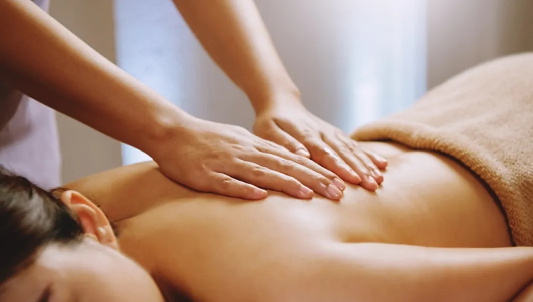 การปวดคอและปวดหลัง การนวดที่ปลอดภัยและเมื่อใดควรพบแพทย์  